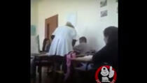 Albanija: Učiteljica tuče učenika pred cijelim razredom (Video)