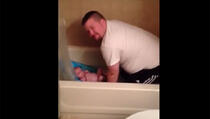 Način na koji ovaj brižni otac kupa svoju bebu je u isto vrijeme i simpatično i smiješno (VIDEO)