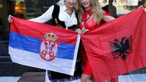 Fotografija Albanke i Srpkinje sa zastavama oduševila mnoge!