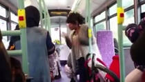 RASIZAM: Britanka vrijeđa muslimanku u autobusu (Video)