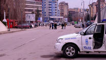 Pucano na policijsko vozilo u Mitrovici