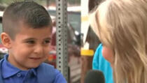 Dječak se rasplakao kad je shvatio da će dan u školi provesti bez mame (VIDEO)