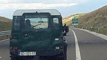 STVARNOST NA KOSOVU: Državni službenik sa nogama na prozoru automobila! (Foto)