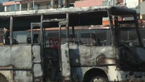 Još jedan zločin u Albaniji: Maske zapalile autobus (Video)