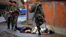 Znate li ko je Beograđanin sa slike koji udara mrtvu ženu u Bijeljini?