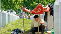 Bolna fotografija iz Srebrenice: Dedo Izet nije mogao dobiti suncobran jer nije VIP