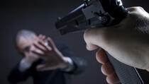 Prizren: Prijetio pištoljem i opljačkao žrtvu