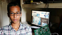 Ahmed se ne vraća u školu u kojoj su ga optužili da je napravio bombu