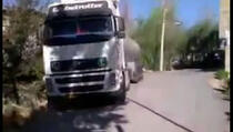 "Kad ovo mognete, javite se": Okrenuo kamion na nemogućoj lokaciji! (VIDEO)