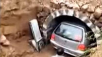 Kineza sahranili u njegovom omiljenom automobilu (VIDEO)