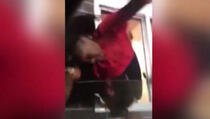 Brutalna ženska tuča zbog hamburgera (VIDEO) 