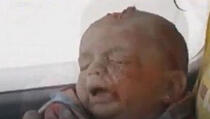 Iz ruševina u bombardovanom Alepu izvučena živa beba (VIDEO)