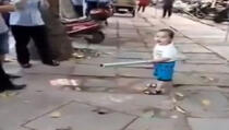 Dječak uzeo šipku i napao policajce koji su htjeli da zatvore radnju njegovih roditelja (VIDEO)
