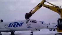 Nezadovoljni radnik bagerom uništio avion! (VIDEO)