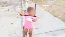 Komšija se šokirao kada je vidio djevočicu koja je konopcem bila zavezana za ogradu (VIDEO)