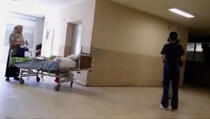 Pacijent na Kliničkom centru u Prištini ostavljen na milost i nemilost (VIDEO)