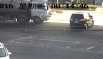 Pogledajte šta je ovaj kamion napravio od automobila (VIDEO)