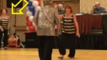 Stariji par počeo plesati, no pažnju obratite na ženu koja trči na pozornicu! (VIDEO)