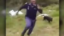 Njegov pas je pronašao zmiju, a reakcija policajca će vas nasmijati do suza (VIDEO)