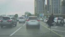 Jahao na noju kroz saobraćajnu gužvu (VIDEO)