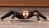 Pogledajte pomalo zastrašujući performans ove balerine zvane “žena pauk” (VIDEO)