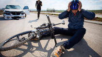 Sud u Gnjilanu kaznio biciklistu jer ga je udario automobil