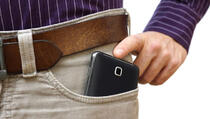 Nošenje telefona u džepu smanjuje broj spermatozoida i plodnost kod muškaraca