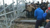 Izbjeglice rušili ogradu, policija na njih ispaljivala suzavac