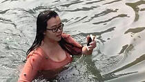 Kineskinja skočila u hladnu vodu da bi "spasila" svoj telefon