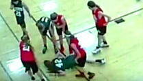 Mlada košarkašica ostala ležati na podu: "Komad parketa se zabio u mene!" (VIDEO)
