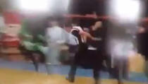 SKANDAL: Košarkaški trener napao sudiju na terenu (VIDEO)