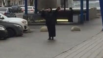 Žena šeta ulicom sa odsječenom glavom djeteta u ruci! (UZNEMIRUJUĆI VIDEO)