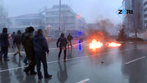 U protestima u Prištini povređeno 11 policajaca i jedan kamerman