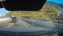 Užasan sudar, ali ovaj motorista je ipak preživio! (VIDEO)
