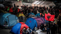 Opozicija provela noć u šatorima, tijelima će blokirati parlament (FOTO)