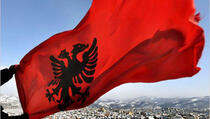Ukradena albanska zastava sa prostorija Nacionalnog savjeta Albanaca!