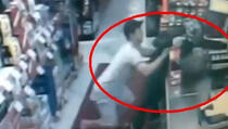 Golim rukama savladao lopova sa pištoljem (VIDEO)