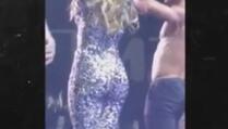 Jennifer Lopez na nastupu pukao kostim, u prvom planu slavna zadnjica