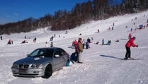 Parkirao automobil nasred skijališta 