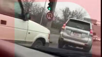 Policija ponovo krši saobraćajna pravila (VIDEO)