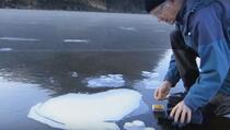 Napravio je rupu u ledu, a onda zapalio šibicu (VIDEO)