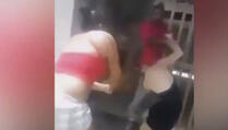 Žena uhvatila muževu ljubavnicu, pretukla je i bacila sa mosta (VIDEO)