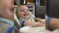 Pogledajte kako beba reagira kad je majka pokuša uplašiti! (VIDEO)