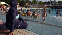 Za muslimanske vjernice: Burkini je postao uobičajen na otvorenim bazenima