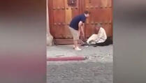 Kada je ugledao beskućnika, nije oklevao ni sekundi i uradio je ovo! (VIDEO)