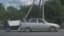 Natjerao ženu da trči iza automobila noseći frižider (VIDEO)