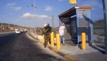 Dva izraelska vojnika pucala na ženu! (VIDEO)
