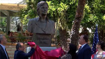 Saranda podigla bronzani kip Hillary Clinton (VIDEO)