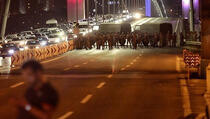Pucnjava iz helikoptera, avioni iznad Istanbula, tenkovi na ulicama