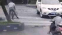 Kada vidite kako je ovaj čovjek preživio saobraćajnu nesreću, uhvatićete se za glavu! (VIDEO)